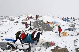Survivors of the Mount Everest avalanche attempt to aid the injured and dig their camp out from the snow  (photo: AFP/Getty Images)