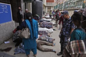 The bodies of earthquake victims are lined up outside a Kathmandu hospital (photo: AP)