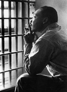 MARTIN LUTHER KING, JR, sitting in the Jefferson County Jail, in Birmingham, Alabama, 11/3/67. Everett/CSU Archives. Keine Weitergabe an Drittverwerter. [ Rechtehinweis: usage Germany only, Verwendung nur in Deutschland, Keine Weitergabe an Drittverwerter., Please check additional restrictions!, N ]