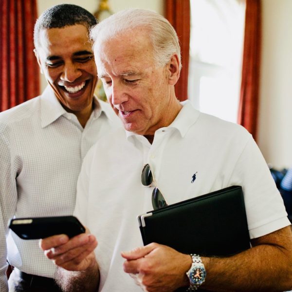 1599px-Obama_Biden_and_the_iPhone-1-e1556249888367.jpg