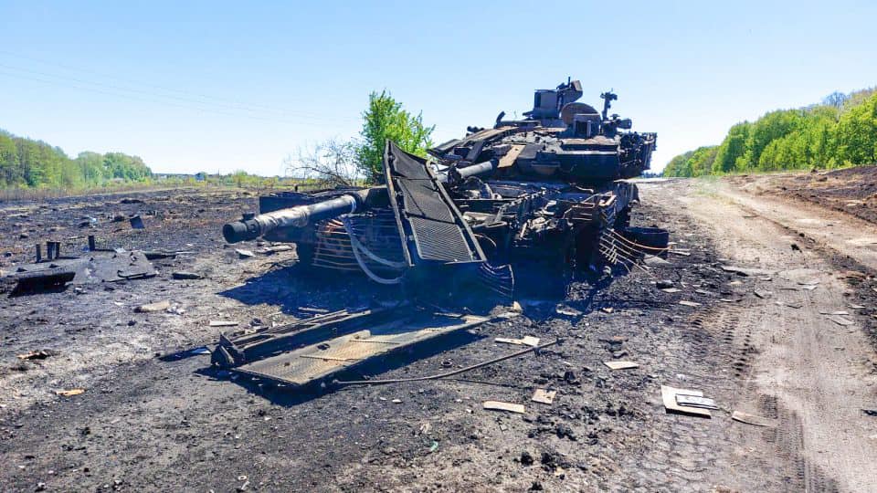 Putin/destroyed tank