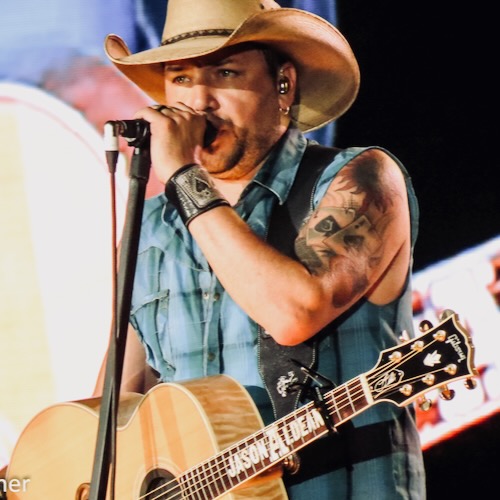 Aldean Stands Up To Mob In Cincinnati