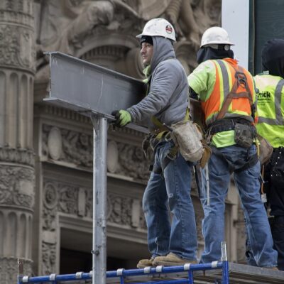 Construction Workers: Paulie Is The King Of Queens