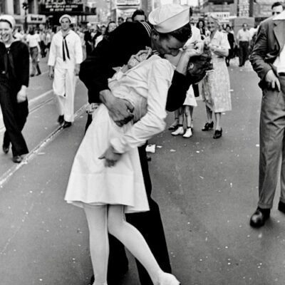 Veterans Affairs Steps In It With Attempt To Ban Iconic WWII Kiss Photo